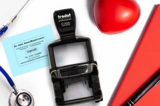 Stempel auf Rezeptvordruck in einer Kinderarztpraxis zur Dokumentation